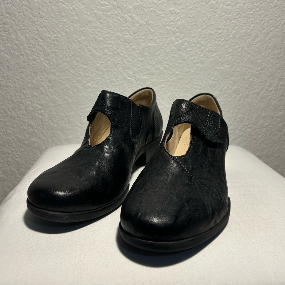 Brand New Women’s Fidelio “Hallux” kitten heels for bunion support